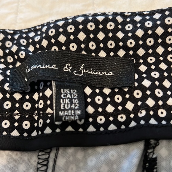 Stretch waistband black and white capris. Measure 17 across and 31 inch length - Picture 3 of 6